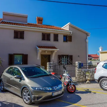 Damir 4+1+1 * Crikvenica