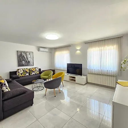 Damir - With Jacuzzi *