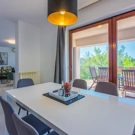 Damir - With Jacuzzi Apartment *