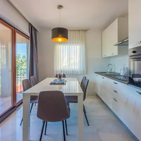 Damir - With Jacuzzi Apartment *