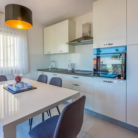 Damir - With Jacuzzi Apartment *