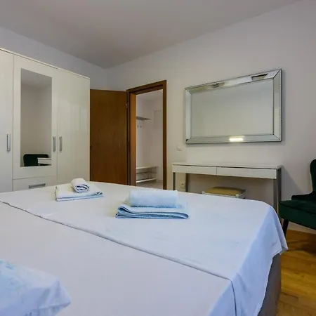 Damir - With Jacuzzi Apartment