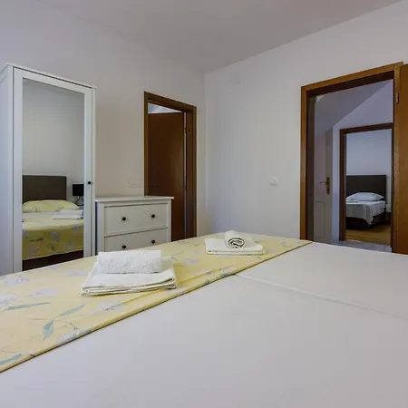 Damir - With Jacuzzi Apartment *