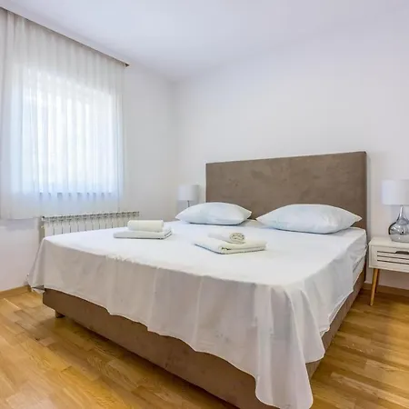 Damir - With Jacuzzi Apartment
