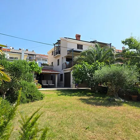 Damir - With Jacuzzi Apartment *