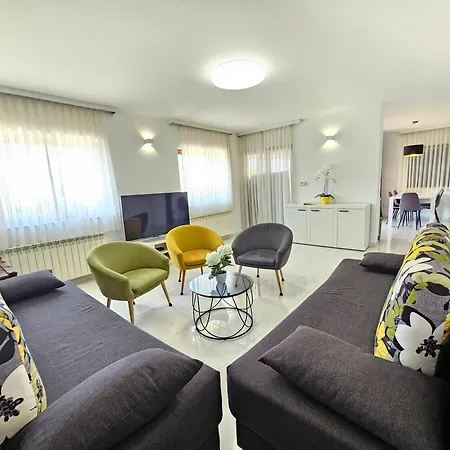 Damir - With Jacuzzi Apartment