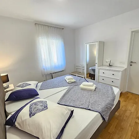 Apartman Damir - With Jacuzzi Crikvenica