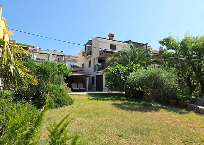 Damir - With Jacuzzi Apartment *