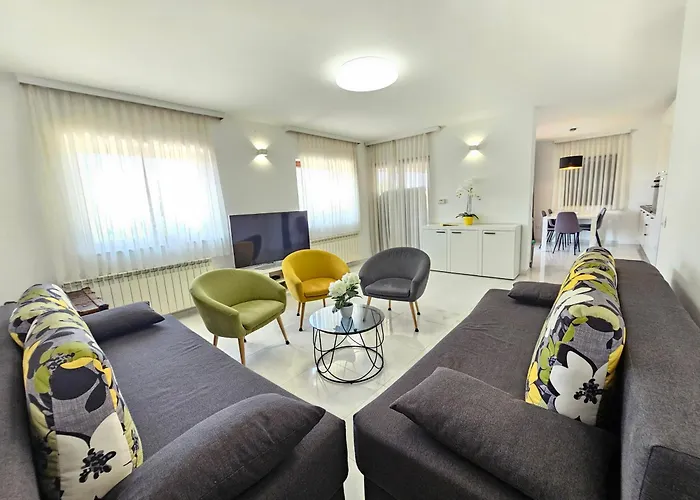 Damir - With Jacuzzi Apartment