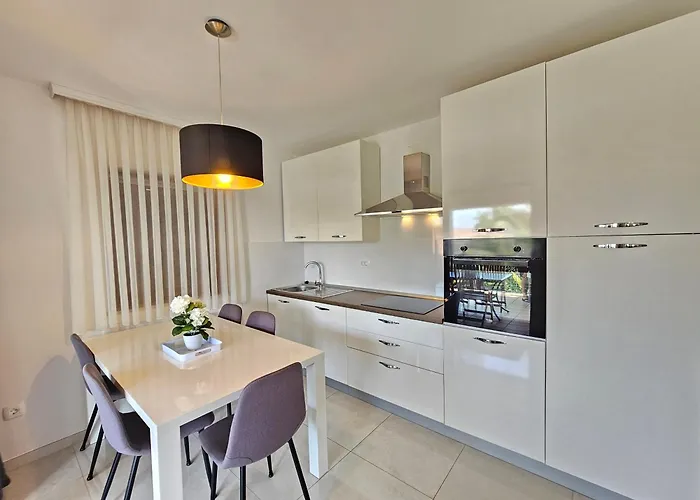 Damir - With Jacuzzi * Crikvenica